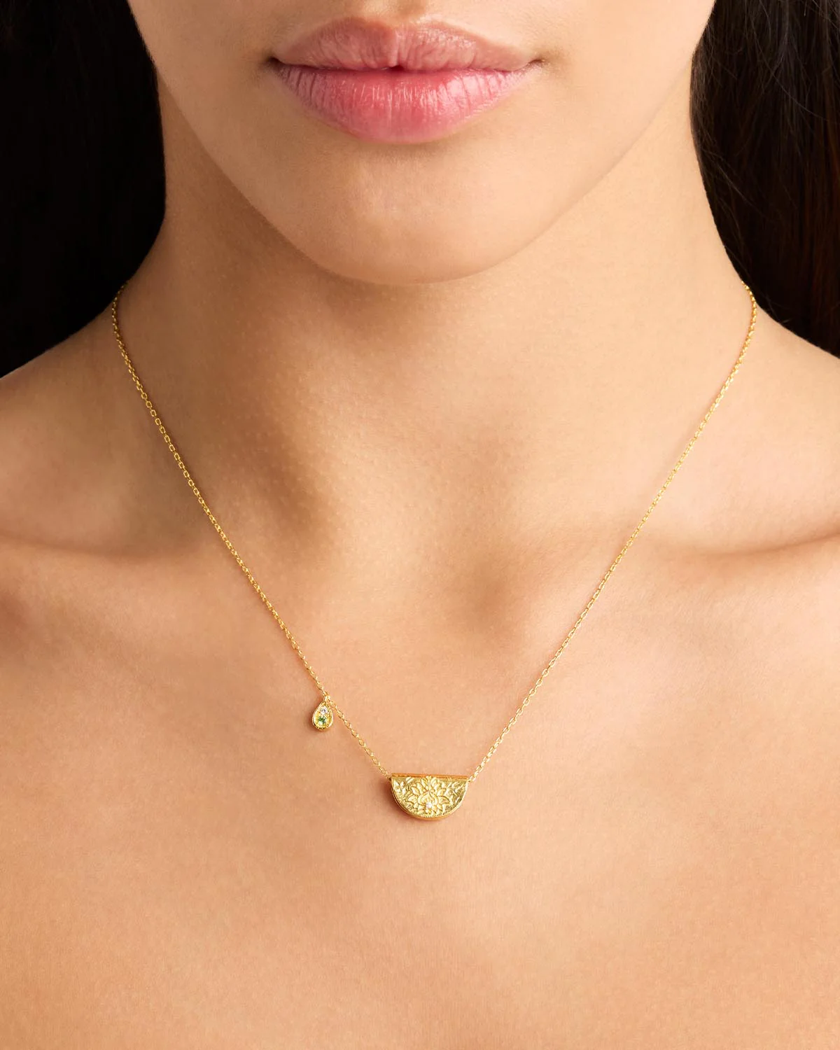 18k Gold Vermeil Lotus Birthstone Necklace - August - Peridot - Image 2