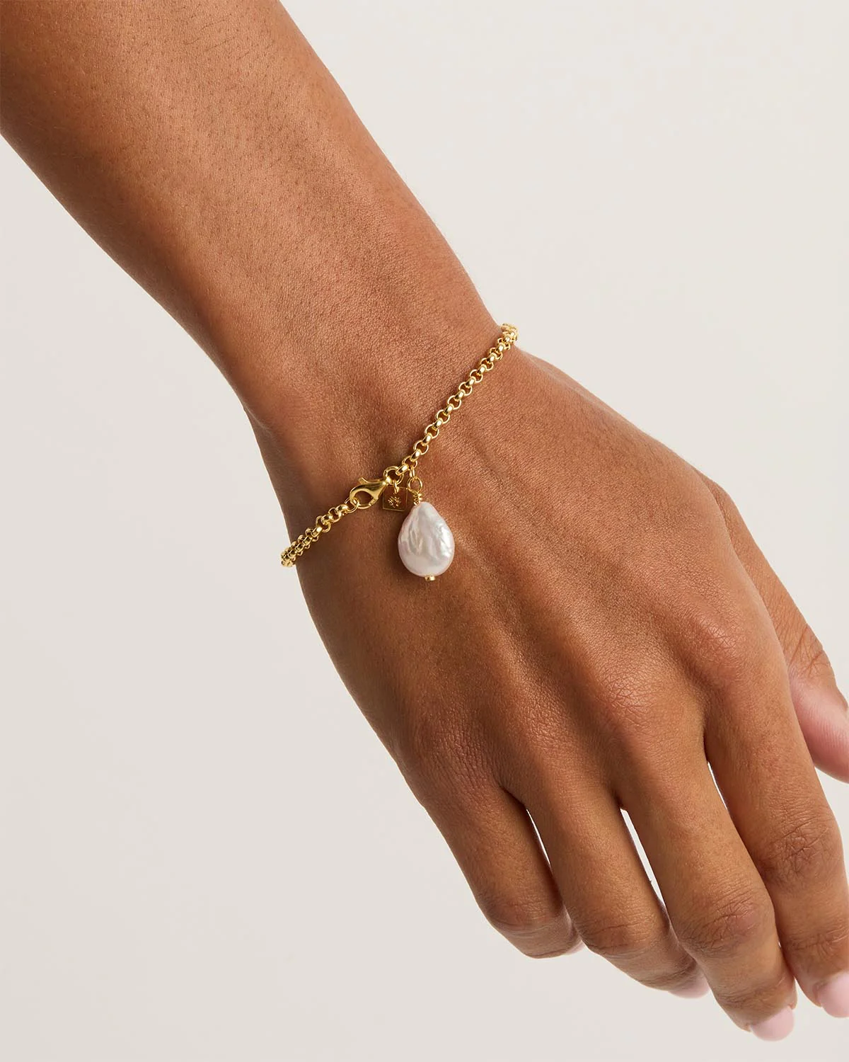 18k Gold Vermeil Embrace Stillness Pearl Bracelet - Image 2