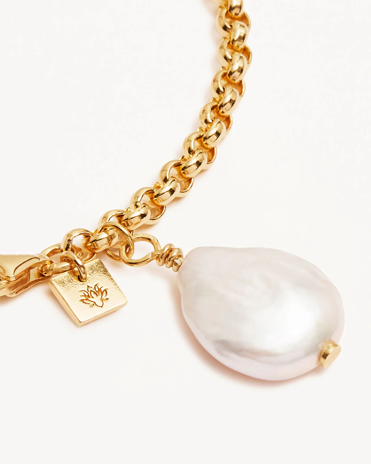 18k Gold Vermeil Embrace Stillness Pearl Bracelet - Image 3